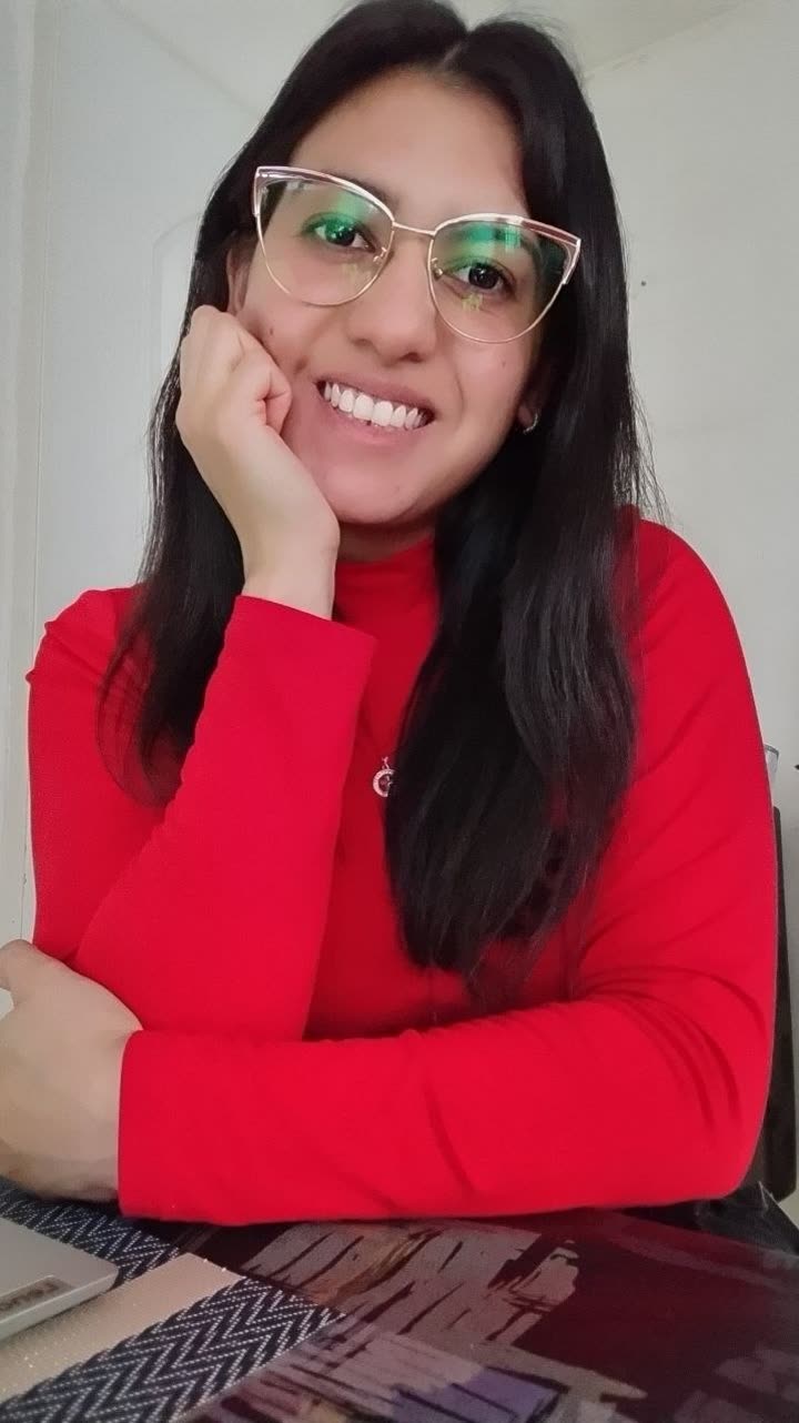 Cintia Medina con sweater rojo