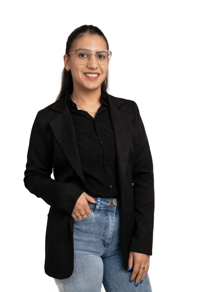 Cintia Medina sonriendo, con blazer negro